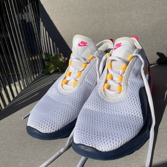 Nike AirMax Motion 2 - gently used size 8.5 - Picture 3 of 7